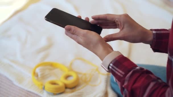 Zblízka Ruce Smartphone Muž Drží Telefon Připojí Sluchátka Domů — Stock video