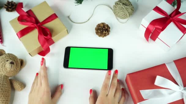 Houten Achtergrond Bovenaanzicht Zwarte Smartphone Met Groen Scherm Liggend Tafel — Stockvideo