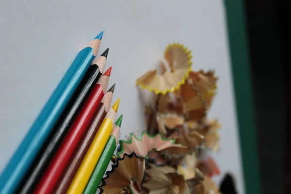 Afeitaciones Lápices Madera Lápices Colores Yacen Sobre Mesa — Foto de Stock