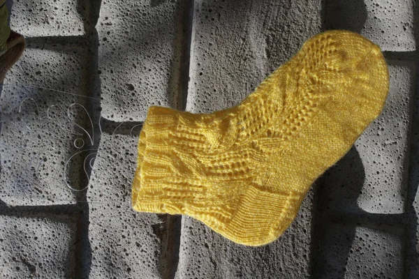 糸で作られた黄色のニットベビーソックス — ストック写真