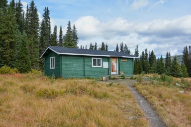 Dağlardaki kır evi, Alberta, Kanada