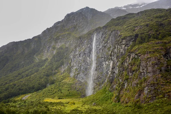 Водопад Долине Роб Роя Маунт Аспиринг Новая Зеландия — стоковое фото