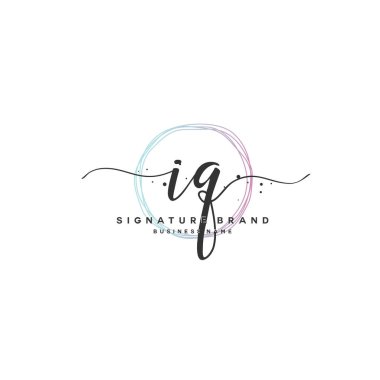 IQ Q harfinin baş harfleri ve imza logosu. Şablon ögesine sahip bir konsept el yazısı logosu.
