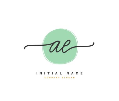 E AE güzellik vektörünün ilk logosu, başlangıç imzası, düğün, moda, mücevher, butik, çiçek ve botanik, herhangi bir şirket veya işletme için yaratıcı şablona sahip el yazısı logosu..