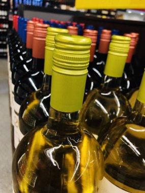 Farklı renklerde şarap şişeleri.