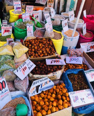 Çiftçi pazarından çeşitli meyveler 