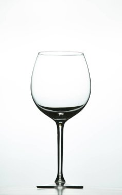 Beyaz arka planda boş şarap kadehi