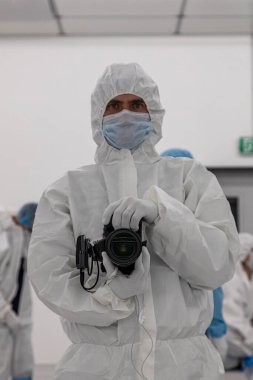 Fotoğrafçı koruyucu giysi ve tıbbi maskeyle kendi fotoğraflarını çekiyor..