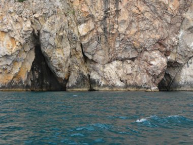 Karadeniz. Kırım 'ın güney sahilleri. Rahatlamak ve çocuklar için harika bir yer. Balık tutmak ve zıpkınla balık avlamak gibi..