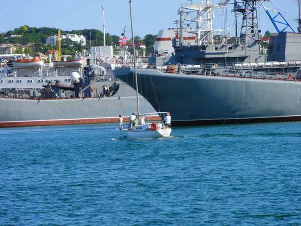 海の船 救命艇帆船だ船の修理と積載 Sea Submarin Shipy造船所での修理 — ストック写真