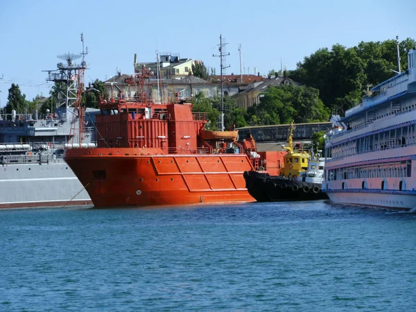 海の船 救命艇帆船だ船の修理と積載 Sea Submarin Shipy造船所での修理 — ストック写真