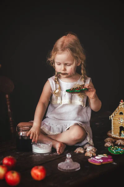 Красивая Маленькая Блондинка Темной Кухне Ест Морковный Портрет Смеется — стоковое фото