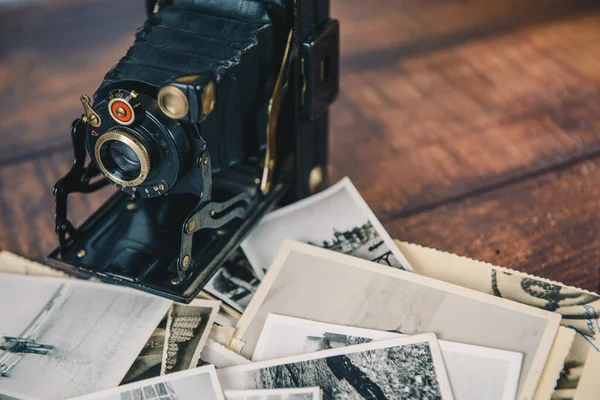 Old camera and photographs closeup — Stock Photo, Image