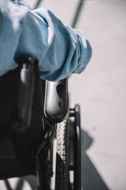 Sokakta tekerlekli sandalye kullanan engelli kişi. Konsepti pasifleştir