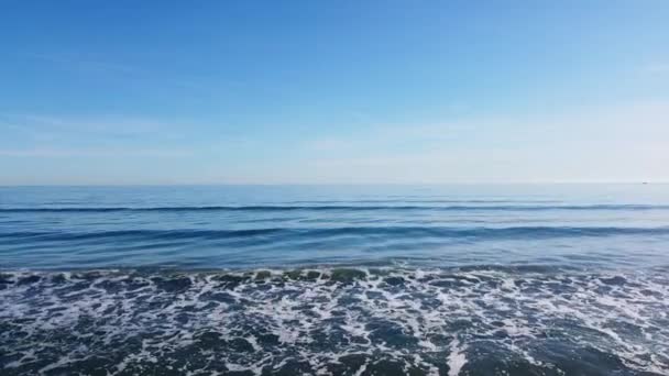 Ослабление моря в голубой и солнечный день — стоковое видео