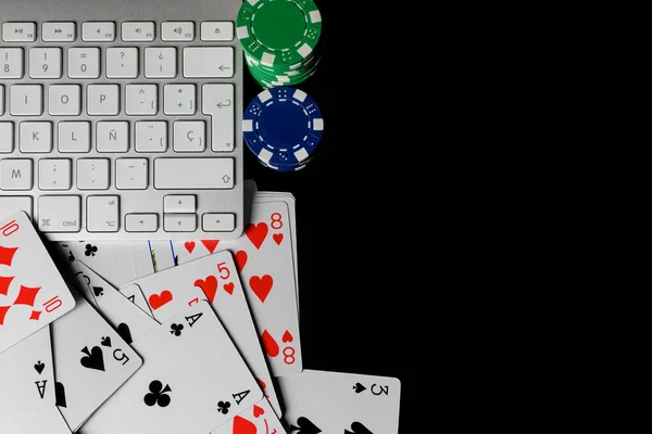 Карты Фишки Покера Рядом Клавиатурой Компьютера Вид Сверху Изолированные Черном — стоковое фото