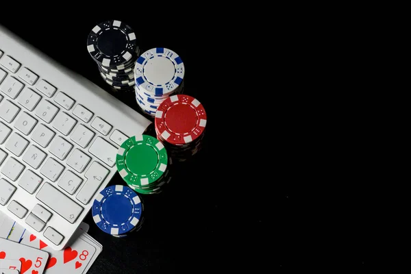 Компьютерная Клавиатура Расположенная Верхнем Левом Углу Окруженная Картами Фишками Покера — стоковое фото