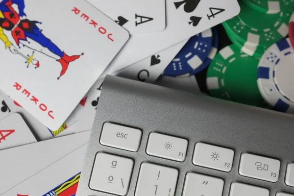 Верхний Конец Компьютерной Клавиатуры Указанием Ключа Esc Картах Фишках Покера — стоковое фото