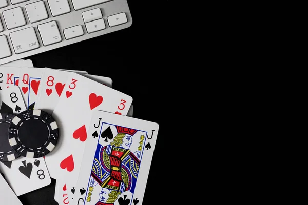 Покерные Карты Черные Фишки Компьютерной Клавиатурой Ссылки Изолированы Черном Фоне — стоковое фото