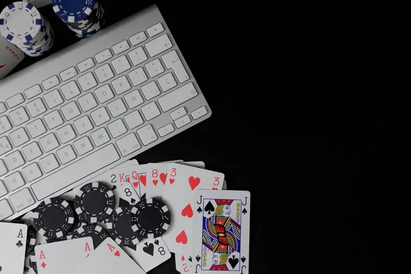 Карты Фишки Покера Рядом Изолированной Клавиатурой Компьютера Черном Фоне Концепция — стоковое фото