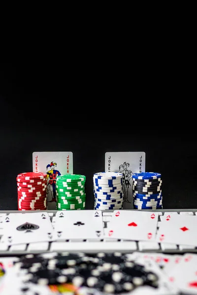 Покерные Карты Компьютерной Клавиатуре Четырьмя Столбцами Разноцветных Фишек Заднем Плане — стоковое фото