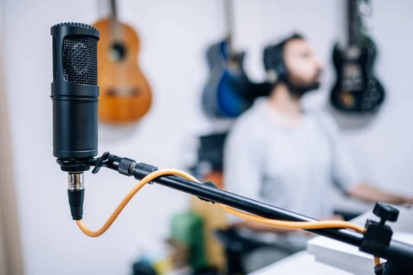 Microfono Studio Registrazione Giovane Uomo Che Lavora Con Chitarre Tenendo — Foto Stock