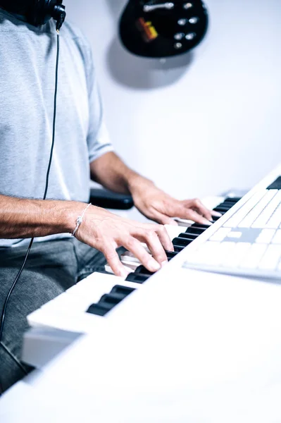 Musicista Che Suona Sui Tasti Del Pianoforte Sintetizzatore Della Tastiera — Foto Stock