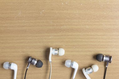 tablo üzerinde kulaklık