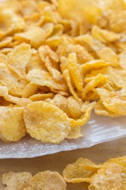 Mısır gevreği taşma alanındaki plastik torba