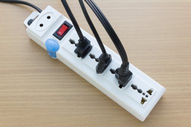Birden çok elektrik fişleri
