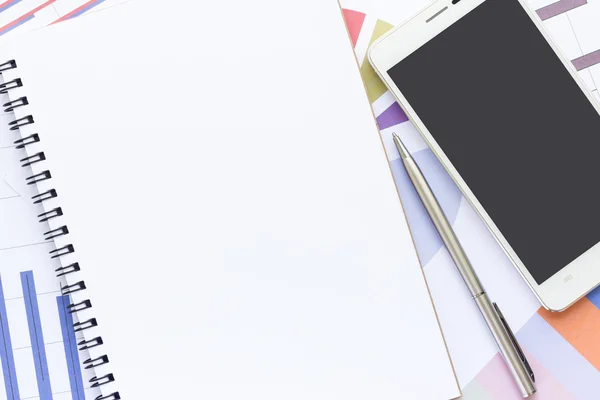 Businesskonzept, Smartphone und Notebook mit Analysegrafik — Stockfoto