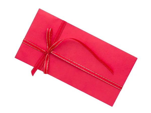 Envelope vermelho com laço de fita no fundo branco — Fotografia de Stock