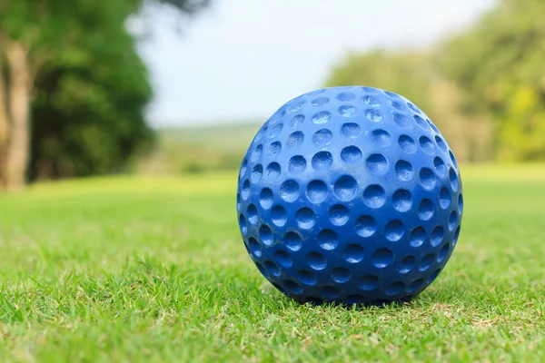 Close-up shot van blauwe golfbal op groen — Stockfoto