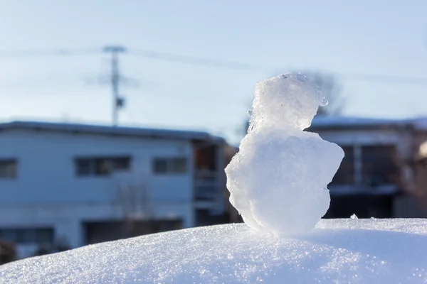 在农村没有装饰的雪人 — 图库照片