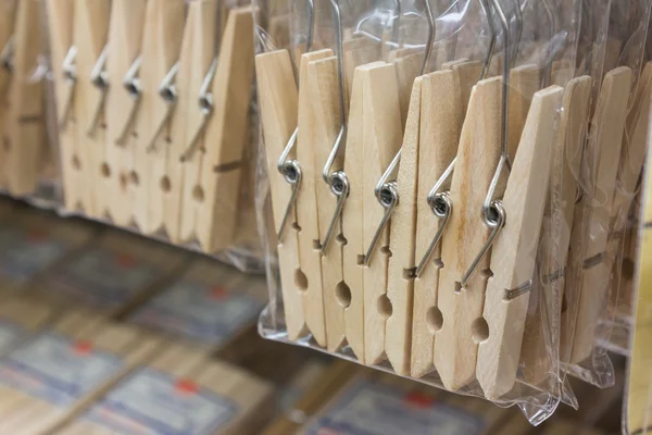 Fából készült ruhacsipeszt műanyag zacskóba kész eladni — Stock Fotó