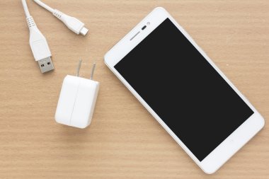 Smartphone ve adaptör şarj cihazı 