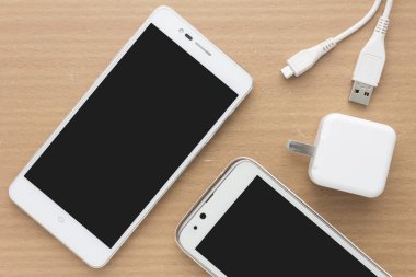 Smartphone ve adaptör şarj cihazı 