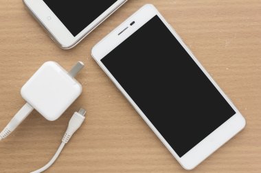 Smartphone ve adaptör şarj cihazı 