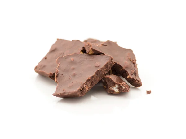 Разбитый темный шоколад с орехами — стоковое фото