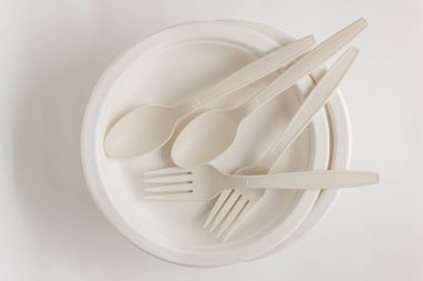 Çatal ve kaşıkla tek kullanımlık kağıt tabak