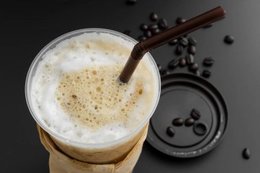 Buzlu latte kahve kahve çekirdekleri ile