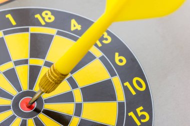 Merkezi dart tahtası üzerindeki Dart oku