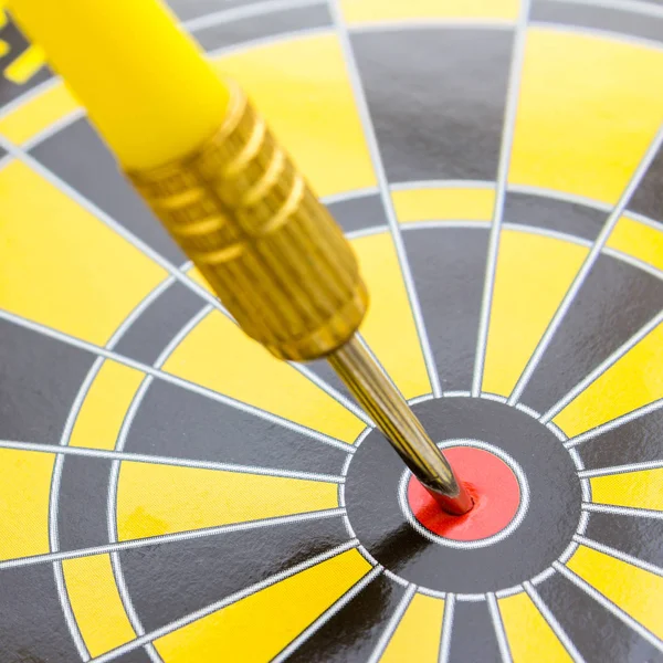 Merkezi dart tahtası üzerindeki Dart oku