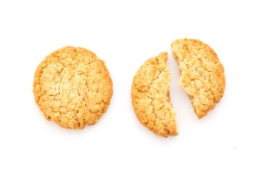 beyaz zemin üzerine ev yapımı kurabiye