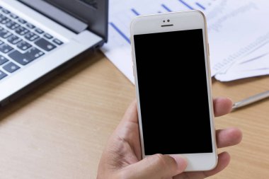 adam el smartphone kullanarak