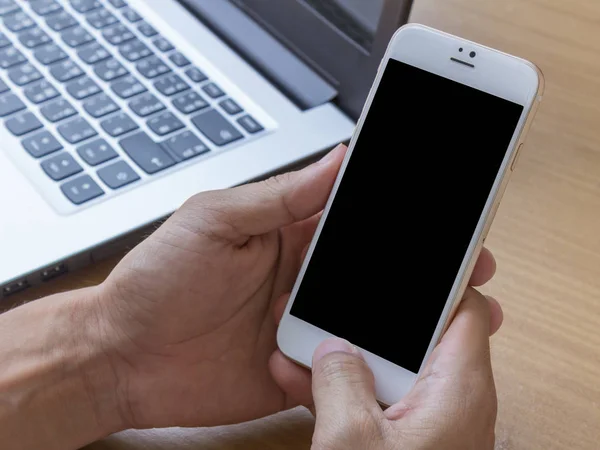 Hand van de man is het gebruik van smartphone — Stockfoto