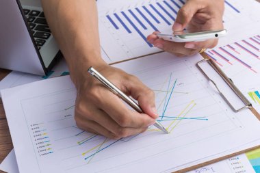 çalışma masasının üzerinde işadamı