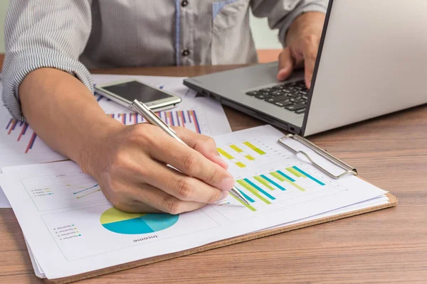 çalışma masasının üzerinde işadamı