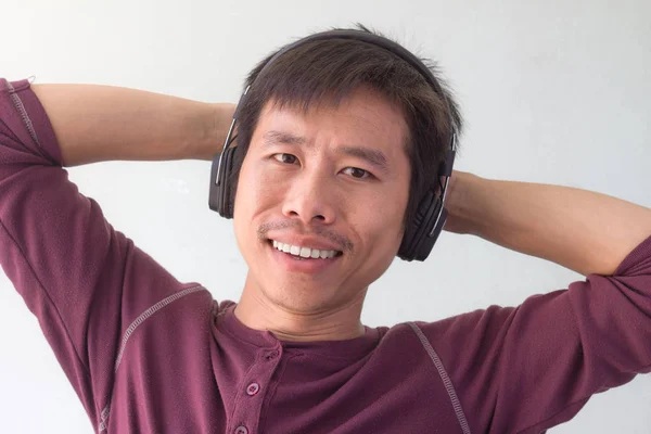 Homem feliz está ouvindo a música — Fotografia de Stock