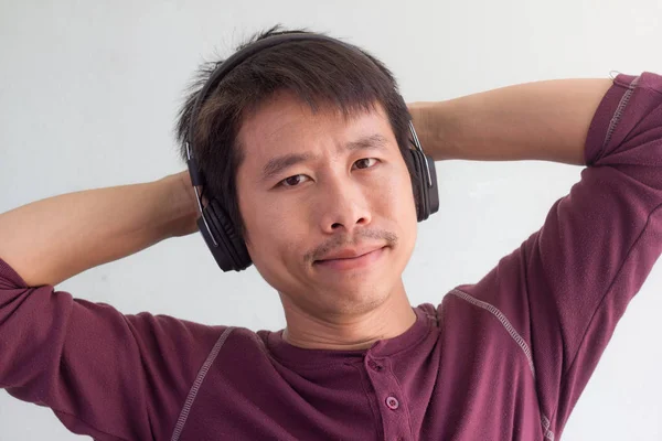 Homem feliz está ouvindo a música — Fotografia de Stock